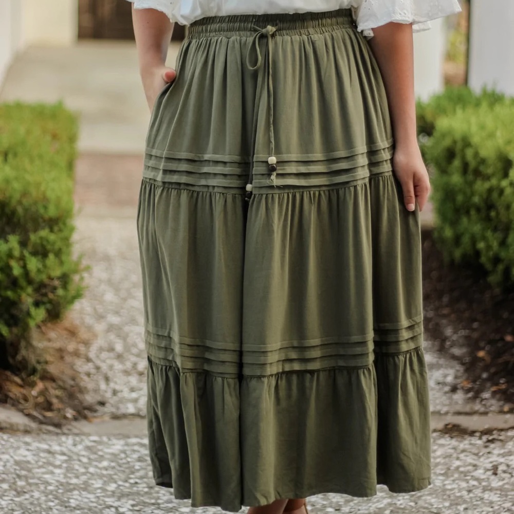 Ada Faye Fashions Green flowy skirt size M/L